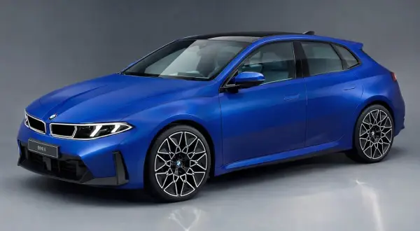 Niebieski BMW hatchback z czarnym dachem i futurystycznymi felgami.