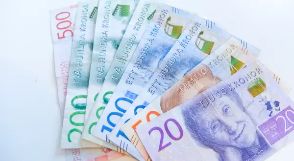 Szwedzkie banknoty: 500, 200, 100, 50 i 20 koron. To właśnie te waluty sek są widoczne na zdjęciu.