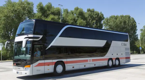 Moderner IC Bus, der die Strecke Berlin nach Warschau bedient. Ein zweistöckiger Reisebus mit Fahrer.