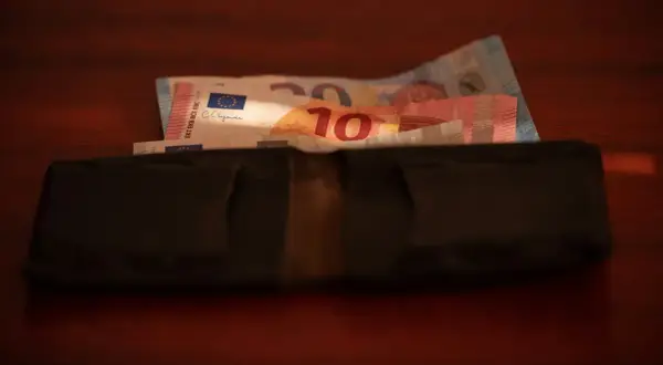 Ile zarabia opiekunka w Niemczech? Sprawdź, co wpływa na pensję