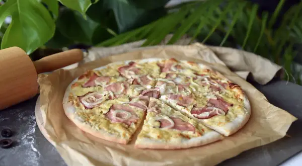 Pizza rossa: Definicja, składniki, sekrety. Odkryj smak Włoch!