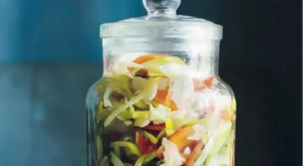 En glasburk fylld med strimlad vitkål, morötter och purjolök. En perfekt 3 veckors sallad som väntar på att bli uppäten.