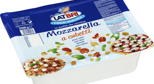 Latbri Mozzarella a cubetti, 2500g. Perfekt för sallader och pizza, där fior di latte betyder "blomman av mjölk" och ger en mild, krämig smak.