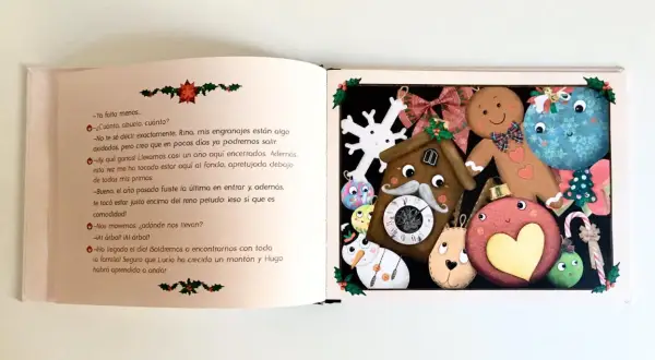 Personajes de un cuento de navidad corto, como un muñeco de jengibre, un muñeco de nieve y adornos navideños, esperan ansiosos la llegada de la Navidad.
