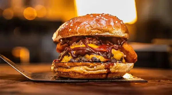 Le Secret du Smash Burger Maison : Recette Croustillante & Juteuse
