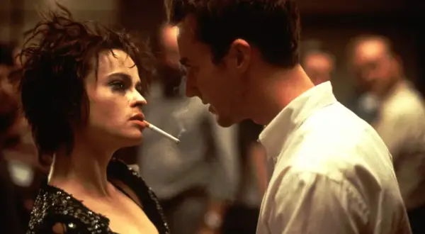 Marla Singer i Narrator z filmu "Podziemny krąg" w intymnej chwili. Obsada filmu w kultowej scenie.