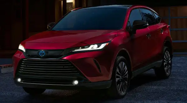 Elegancka, czerwona Toyota Venza błyszczy w wieczornym świetle, gotowa na nocną podróż.