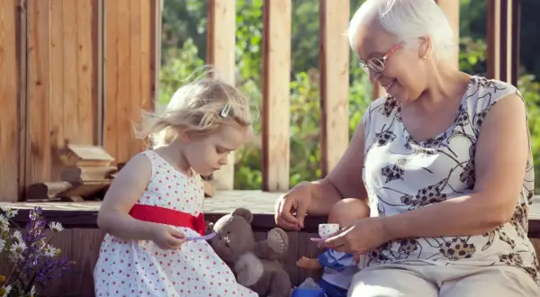 Dziecko bawi się z misiem, a babcia podaje herbatkę lalce. Może to właśnie dlatego dziecko nie lubi babci?