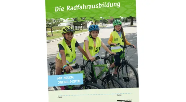Drei Kinder mit Helm und Warnweste üben für die Radfahrausbildung. Das Arbeitsheft "Die Radfahrausbildung" ist für die 3. und 4. Klasse.
