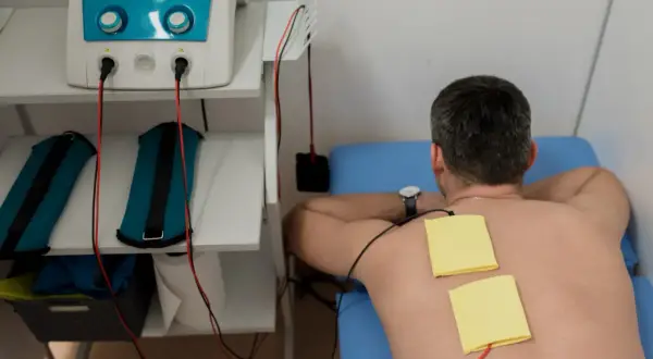 Do jakiego lekarza z bólem międzyżebrowym? Sprawdź, gdzie szukać pomocy