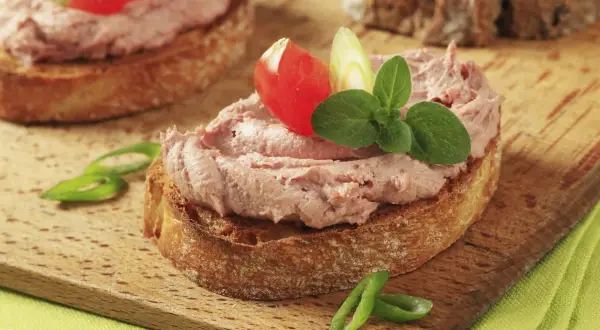 En smörgås med leverpastej, tomat och örter. Bra att veta att man kan frysa leverpastej för framtida smörgåsar.