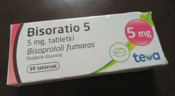 Opakowanie leku Bisoratio 5 mg, zawierającego bisoprolol, który jest beta blokerem. 30 tabletek.