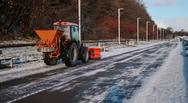 Kto odśnieża chodnik przy posesji? Sprawdź swoje obowiązki i kary
