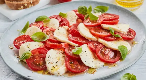 Tomate Mozzarella Salat: Einfaches Rezept & leckere Variationen