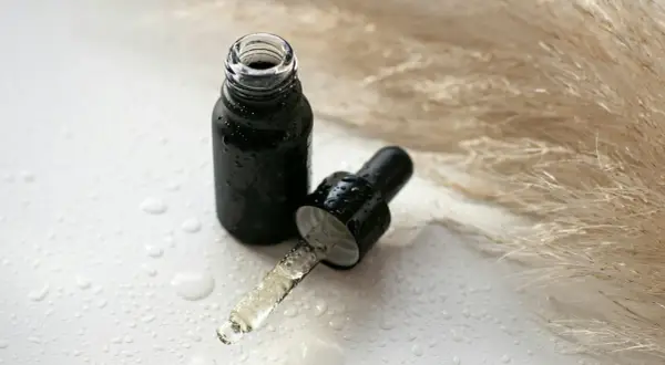 Jak nakładać serum na twarz? Przewodnik i 7 błędów, by działało!