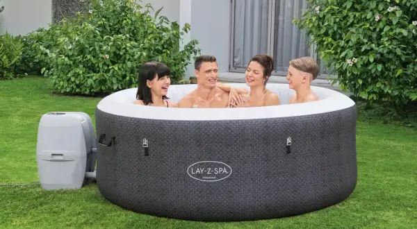 Rodzina cieszy się relaksem w dmuchanym jacuzzi ogrodowym Lay-Z-Spa Havana.