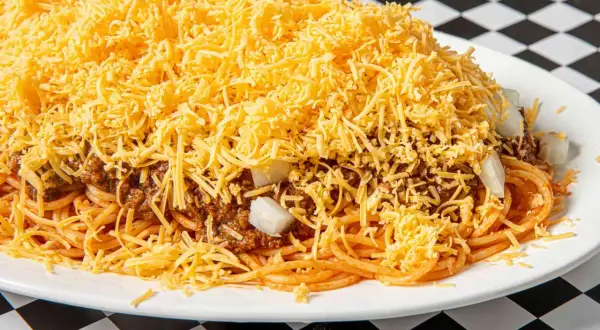 Spaghetti chili cheese: przepis na serowy obiad, który pokochasz!