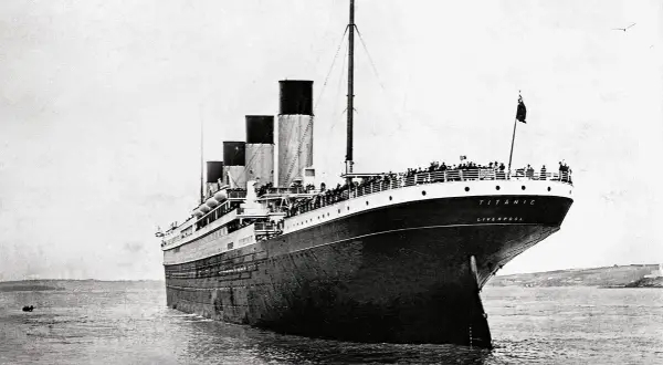 Detta är RMS Titanic, ett fartyg vars öde väcker frågor om hur många dog på Titanic.