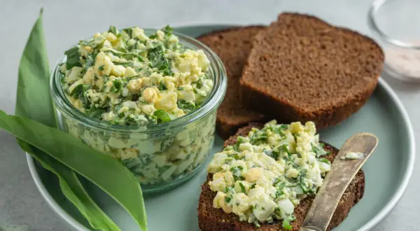 Jajeczna pasta z czosnkiem niedźwiedzim na ciemnym chlebie. Idealna na wiosenne przepisy.