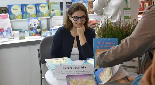 Wieczór autorski Szymborskiej: pisarka Barbara Garczyńska prezentuje swoje książki, w tym "Kalendarz adwentowy".