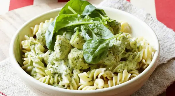 Spaghetti z pesto i kurczakiem: idealny obiad w 25 minut
