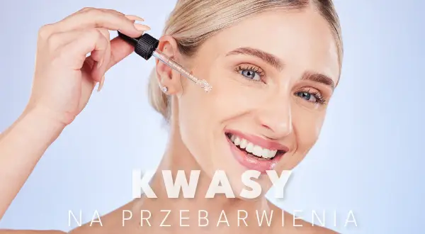 Uśmiechnięta kobieta aplikuje kroplę serum z pipety. Skóra rozjaśniona dzięki kwasom na przebarwienia.