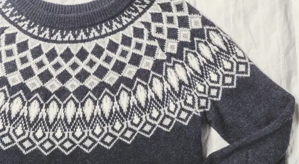 Sfilcowany sweter z norweskim wzorem w romby i łezki.