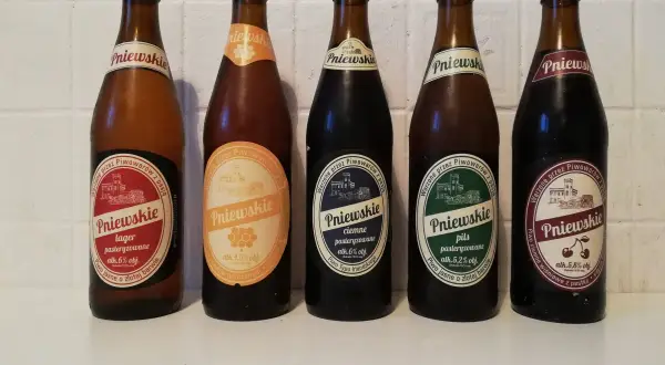 Pięć butelek piwa Pniewskie: jasne, pszeniczne, ciemne, pils i wiśniowe. Ciemne piwo to gatunek ciemnego piwa.