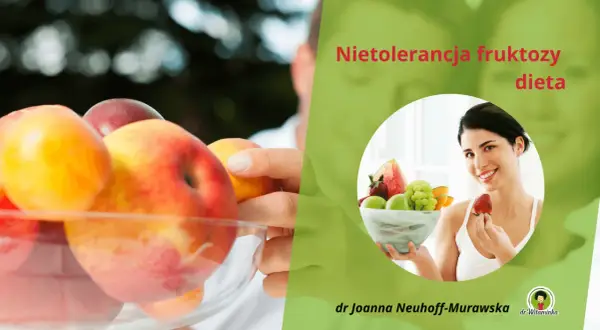 Kobieta z uśmiechem je truskawkę, obok miska owoców. Tekst: Nietolerancja fruktozy objawy, dieta.