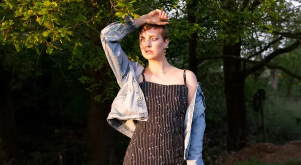 Leichtes Kleid mit Jeansjacke – perfekt, wenn du nicht weißt, was anziehen bei 30 Grad.