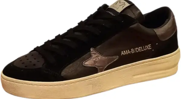 Sneakers uomo AMA brand nere con stella metallizzata e dettagli in camoscio. Stile casual e di tendenza.