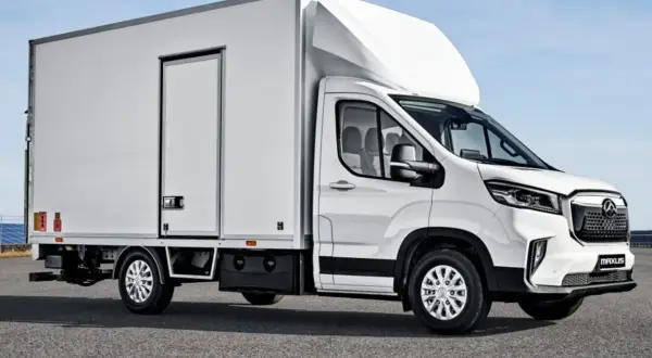 Biały Maxus Deliver 9 z zabudową towarową, gotowy do dostaw.