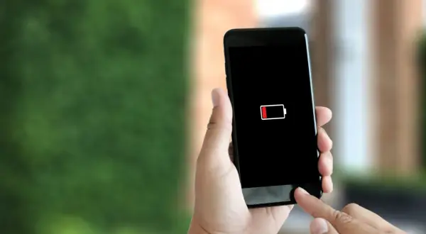 Niski poziom baterii na ekranie telefonu. Pamiętaj, jak dbać o telefon, by służył Ci dłużej.