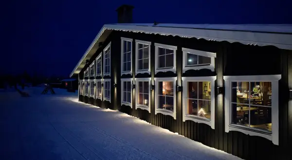 Reftele Wärdshus lyser upp den snöiga kvällen. Varma fönster ger en inblick i en mysig atmosfär.