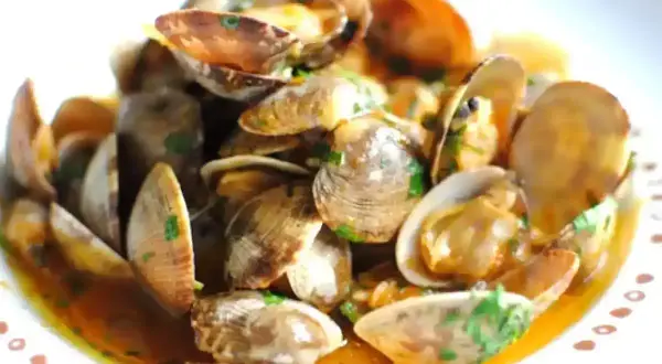 Un invitante sautè di vongole, profumato e ricco di sapore, pronto per essere gustato.