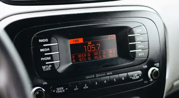 Radio samochodowe z wyświetlaczem pokazującym 105.7 FM. To częstotliwość, na jaką ustawić transmiter, by słuchać ulubionej stacji.