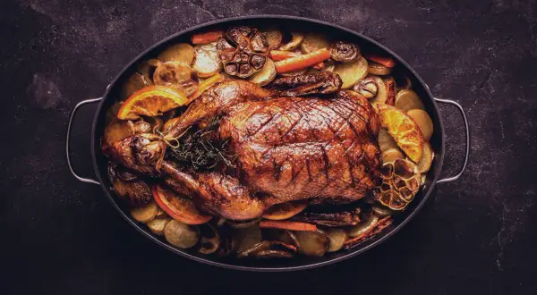 Ein Braten mit knuspriger Haut, Kartoffeln, Orangen und Kräutern. Die perfekte Antwort auf die Frage: welcher Wein zu Ente?