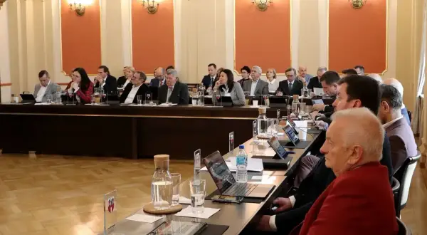 Ile zarabia radny osiedla? Zaskakujące różnice w wynagrodzeniach