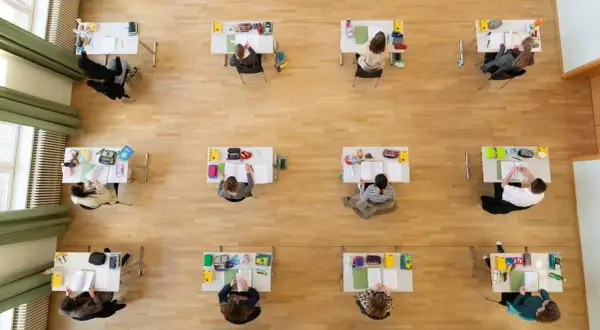 Schülerinnen und Schüler konzentriert bei Prüfungen, die an die Abiturtermine Niedersachsen 2026 erinnern.