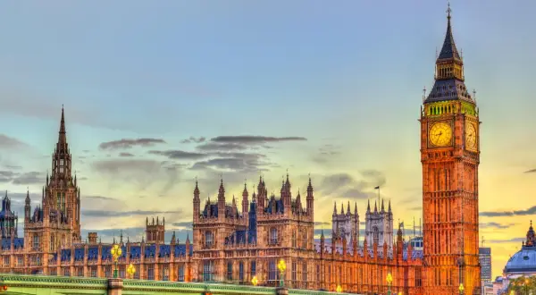 Big Ben und das Parlamentsgebäude in London bei Sonnenuntergang. Wie viele Tage braucht man, um diese Sehenswürdigkeiten zu erkunden?