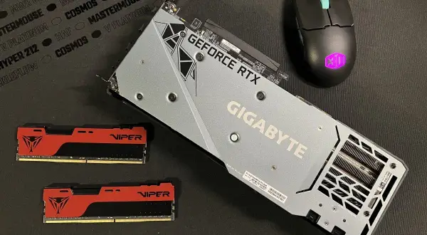 Karta graficzna Gigabyte GeForce RTX, dwa moduły pamięci RAM Viper i myszka komputerowa. Gotowe części komputera do złożenia.