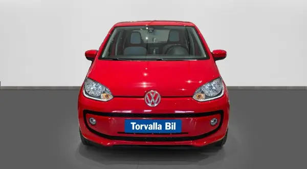 Röd Volkswagen Up, en perfekt begagnad bil för stadskörning.