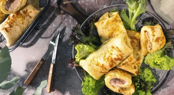 Herzhafte Pfannkuchen, gefüllt mit Schinken und Käse, serviert mit frischem Salat. Ein Genuss für jeden Gaumen!