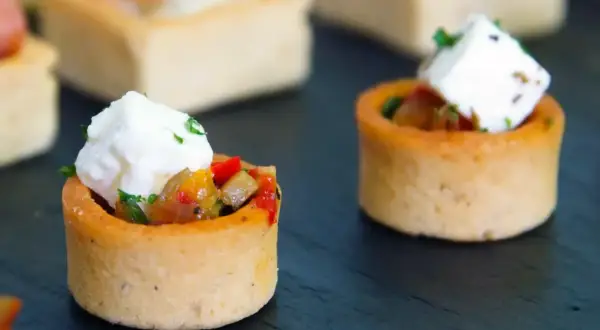 Mini tartaletki z warzywami i serem feta, idealne jako amuse bouche.