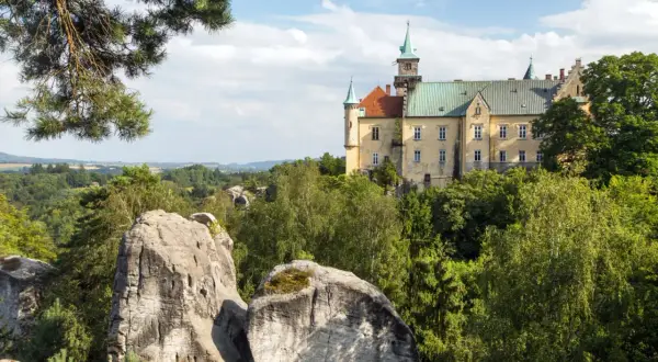 Zamek Hrubá Skála, ukryty wśród skał i zieleni, to miejsce, co warto zobaczyć w Czechach.
