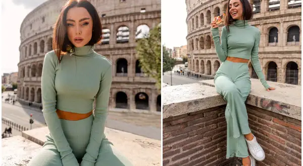 Kobieta w eleganckich kompletach dwuczęściowych w kolorze miętowym pozuje na tle Koloseum w Rzymie.