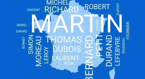 Carte de France avec des prénoms en blanc, dont "Martin" en grand. On y voit aussi "Thomas", "Dubois", "Laurent", "Roux", "Bernard", "Petit", "Durand", "Lefebvre", "Simon", "Moreau", "Leroy", "Bonnet", "Michel", "Richard", "Vincent", "Bertrand", "Lambe...