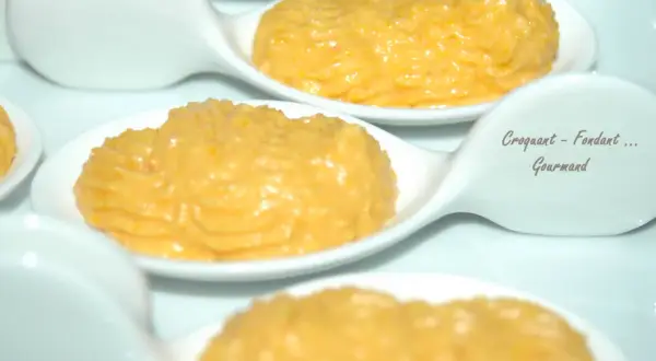 Purée onctueuse de carottes au cumin, servie dans des cuillères blanches. Une texture croquante et fondante pour les gourmands.