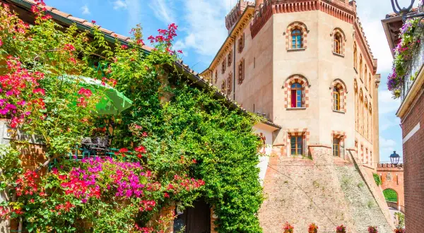 Un castello rosa e un muro di edera fiorita, un angolo incantevole per scoprire cosa vedere nelle Langhe.