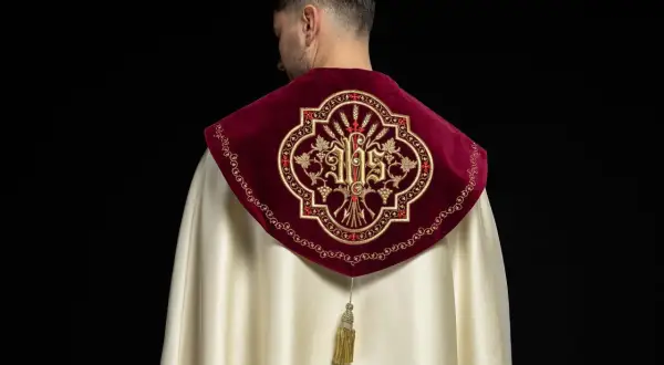 Szata liturgiczna z haftem IHS i kłosem zboża na aksamitnym kołnierzu.
